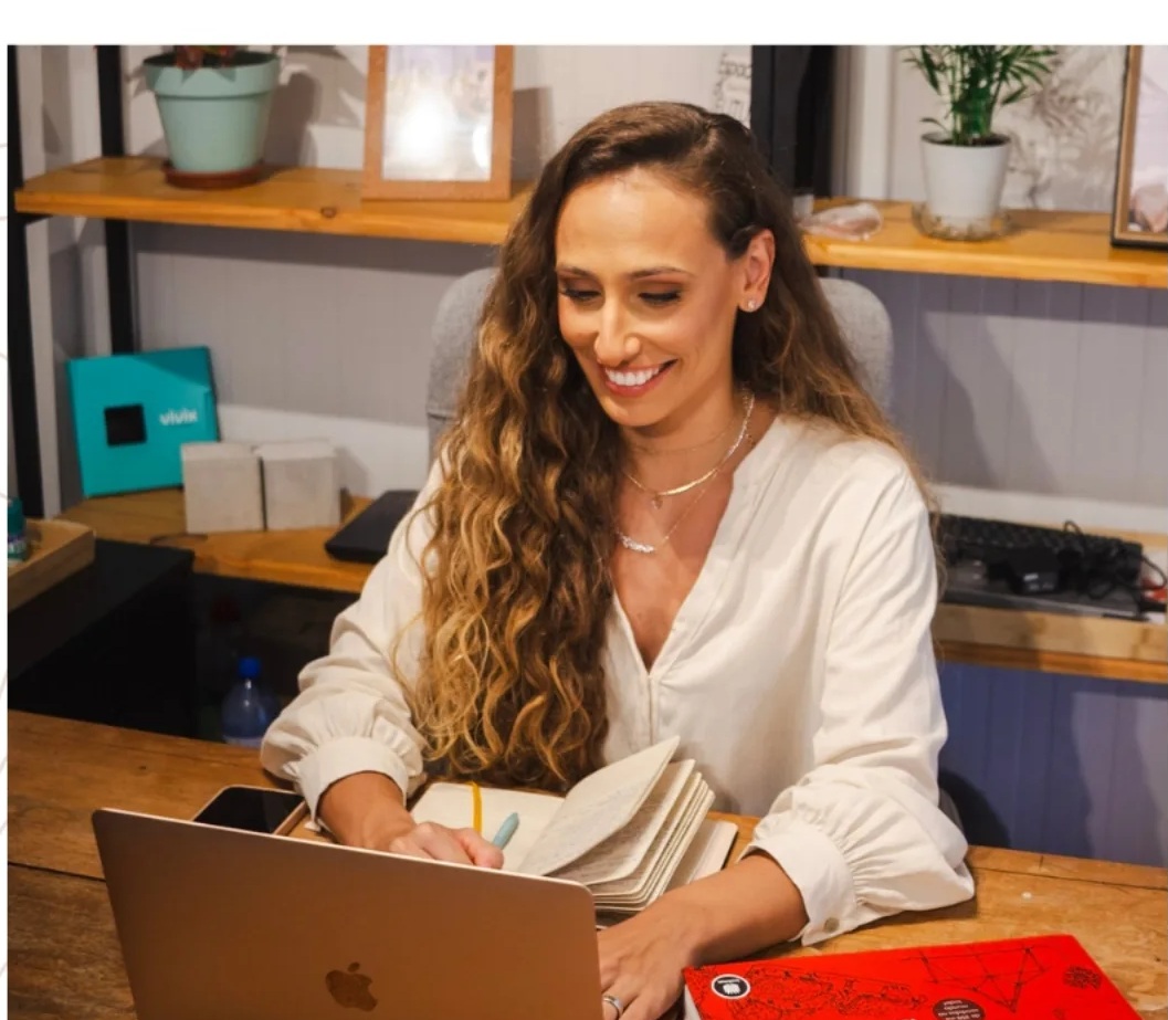 Andressa Tofarelli trabalhando em um projeto no escritório